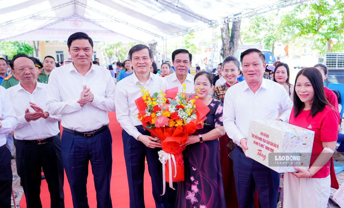 Delegates present gifts and commend officials, people, and volunteers who have actively participated in the humanitarian blood donation program in Hoang Mai ward. Photo: Duy Chuong