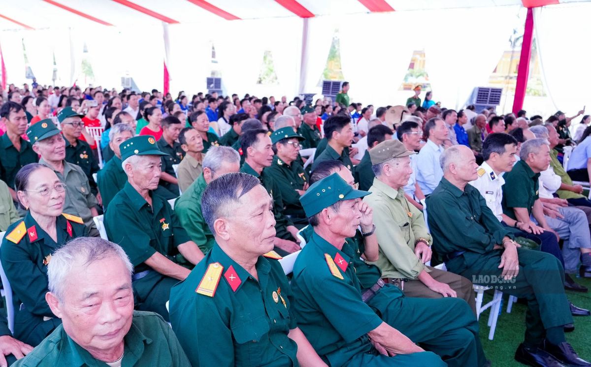 Đông đảo người dân phường Hoàng Mai tham dự, tạo nên không khí tưng bừng cho ngày hội. Ảnh: Duy Chương
