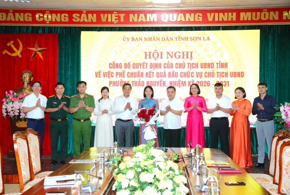 Ông Nguyễn Đình Việt, Chủ tịch UBND tỉnh cùng các đại biểu tặng hoa chúc mừng tân chủ tịch UBND phường Thảo Nguyên. Ảnh: Theo UBND phường Thảo Nguyên