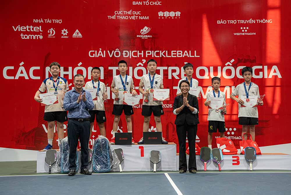 Mr. Nguyen Hong Minh - Deputy Director of the Vietnam Department of Physical Education and Sports (left) awards prizes to athletes who achieved results at the National Youth Pickleball Championship - Viettel Tammi Cup 2026. Photo: Organizing Committee