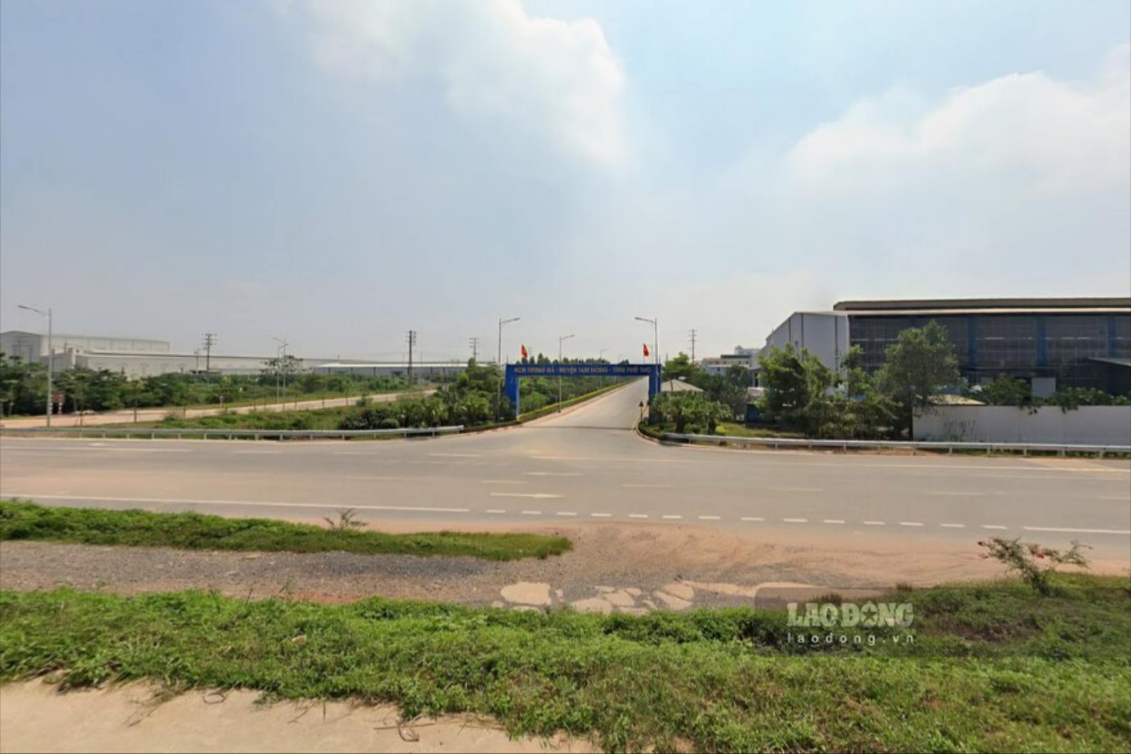 Khu công nghiệp Trung Hà nằm giáp Quốc lộ 32. Ảnh: Tô Công