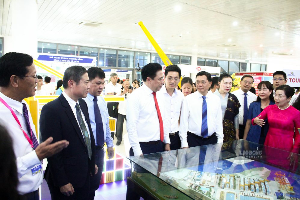 Các đại biểu tham quan khu vực trưng bày tại Hội chợ EWEC - Đà Nẵng 2026. Ảnh: Thanh Huyền