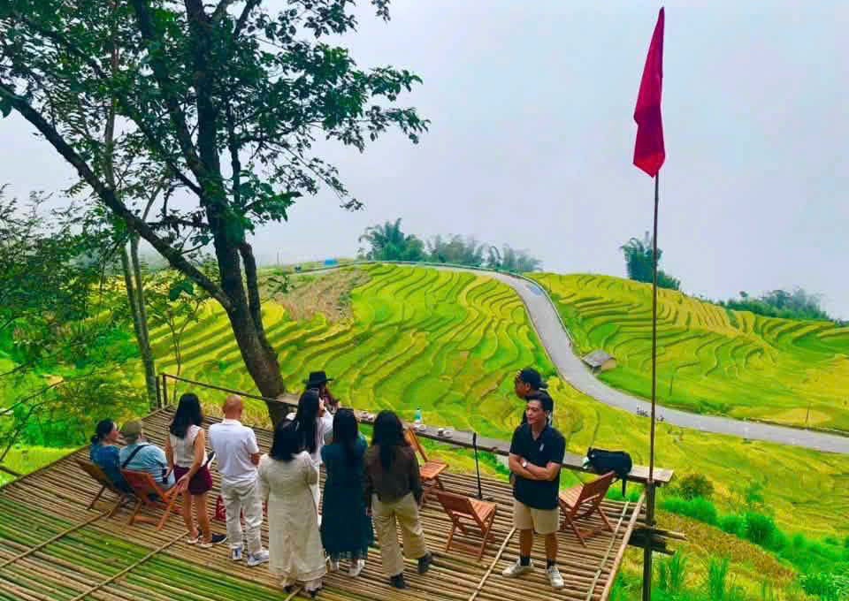 Los turistas acuden en masa a ver la temporada dorada, la gente tiene más trabajo y aumenta sus ingresos. Foto: Comité Popular de la comuna de Y Ty