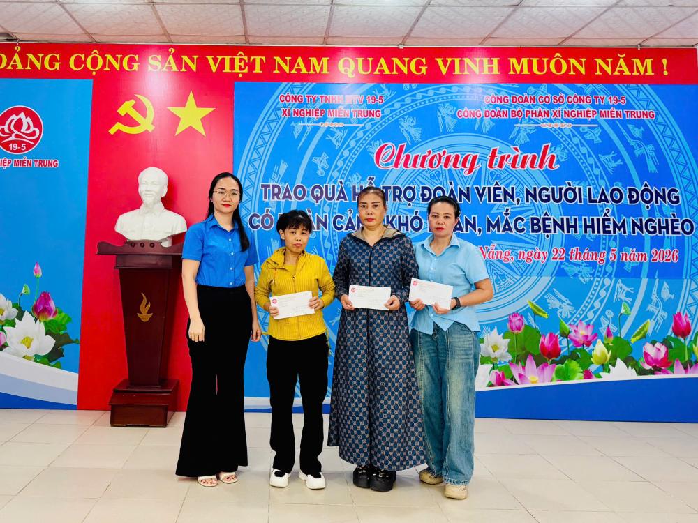 Central Enterprise Trade Union presents gifts to union members and workers in difficult circumstances on the occasion of Workers' Month 2026. Photo: Central Enterprise Trade Union