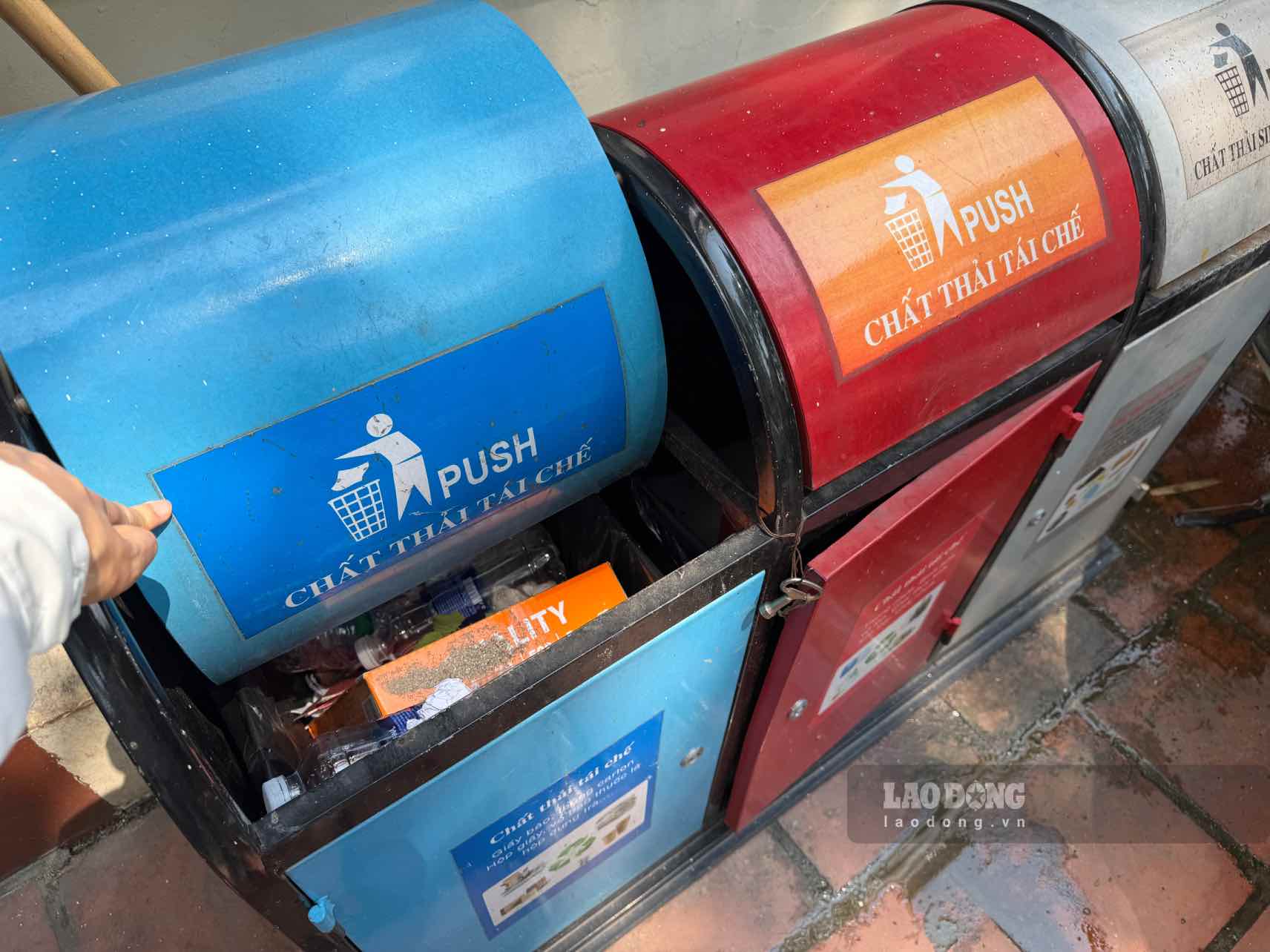 Phân loại rác tại nguồn ở Hà Nội vẫn chưa được thực hiện đồng bộ. Ảnh: Hoài Anh