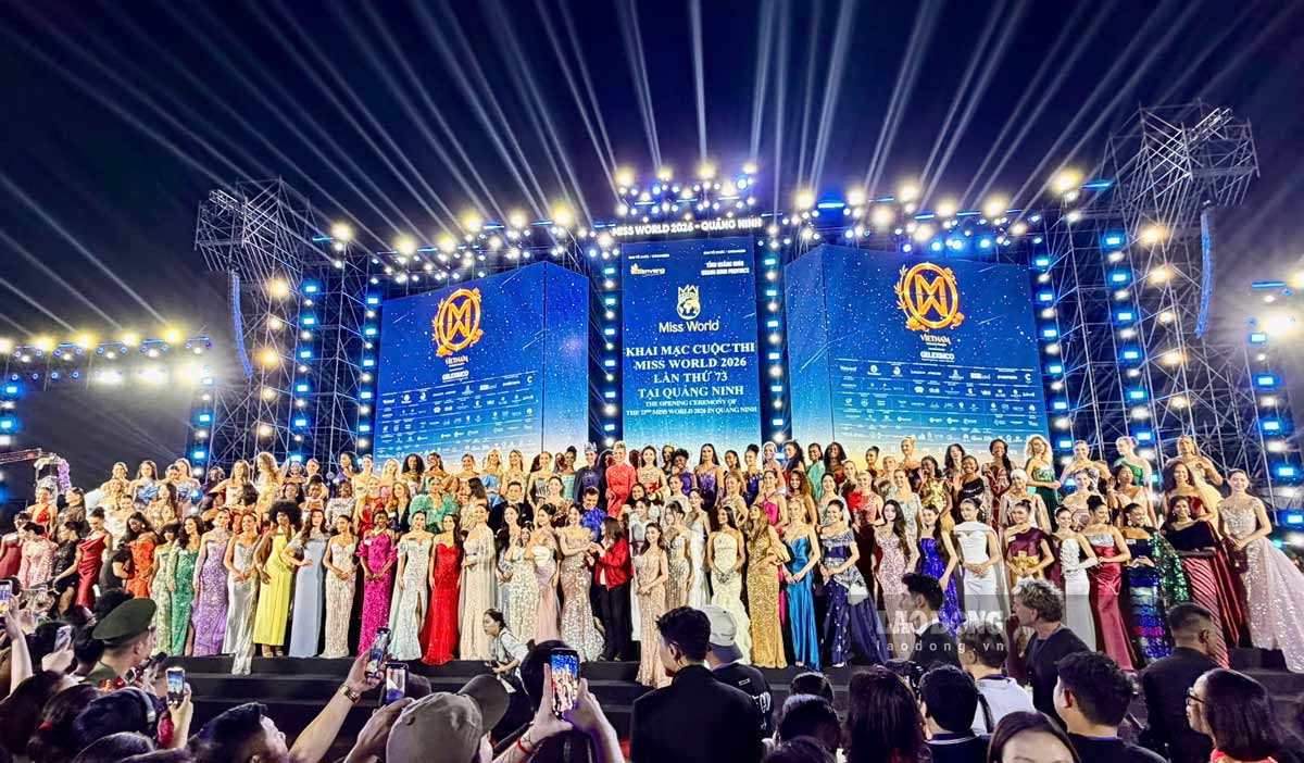 Các thí sinh tại chương trình khai mạc Miss