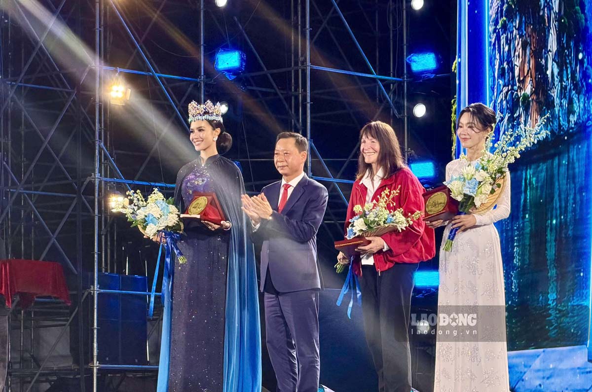 Lãnh đạo tỉnh Quảng Ninh tặng hoa, quà lưu niệm cho đại diện Tổ chức Miss World và Ban tổ chức chương trình. Ảnh: Đoàn Hưng