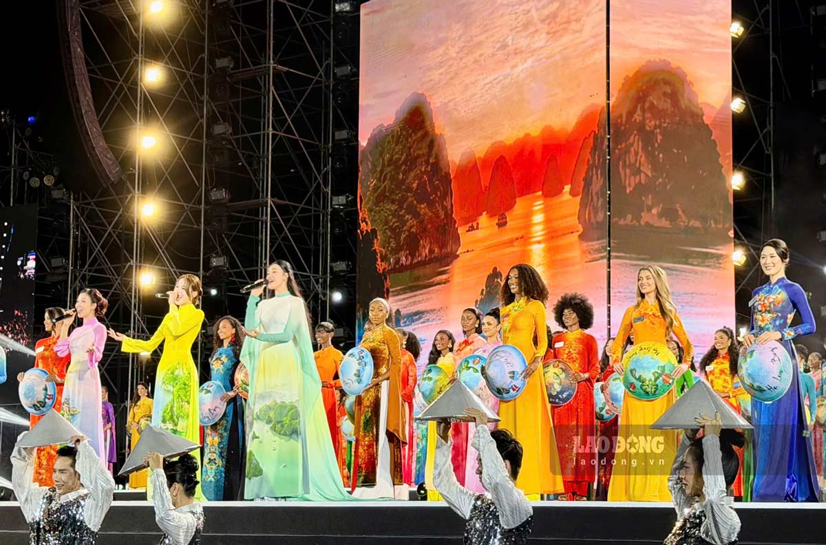 Miss World contestants show off ao dai in the opening night of Miss World 2026 in Quang Ninh. Photo: Doan Hung