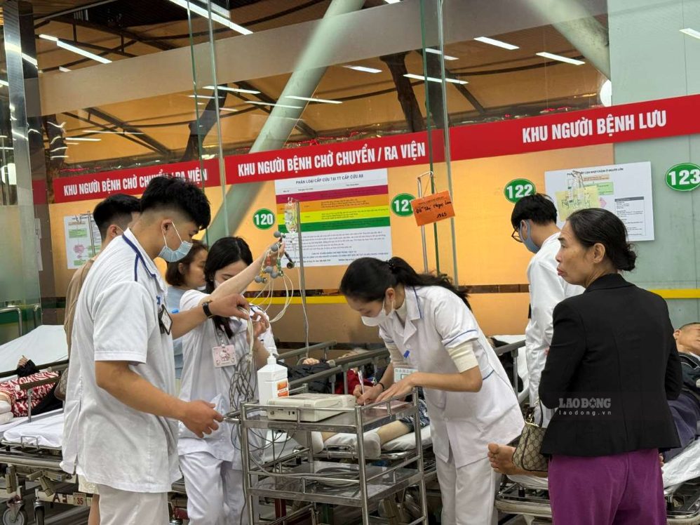 One night at the A9 Emergency Center, you can see the hardship of the doctors and nurses here. Photo: LE HA