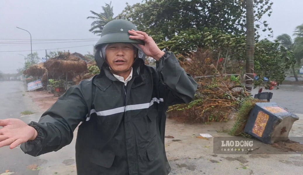 Journalist Tran Tuan working during storm No. 5 in 2025 in Xuan Thanh beach tourist area, Ha Tinh province. Photo: LE MINH