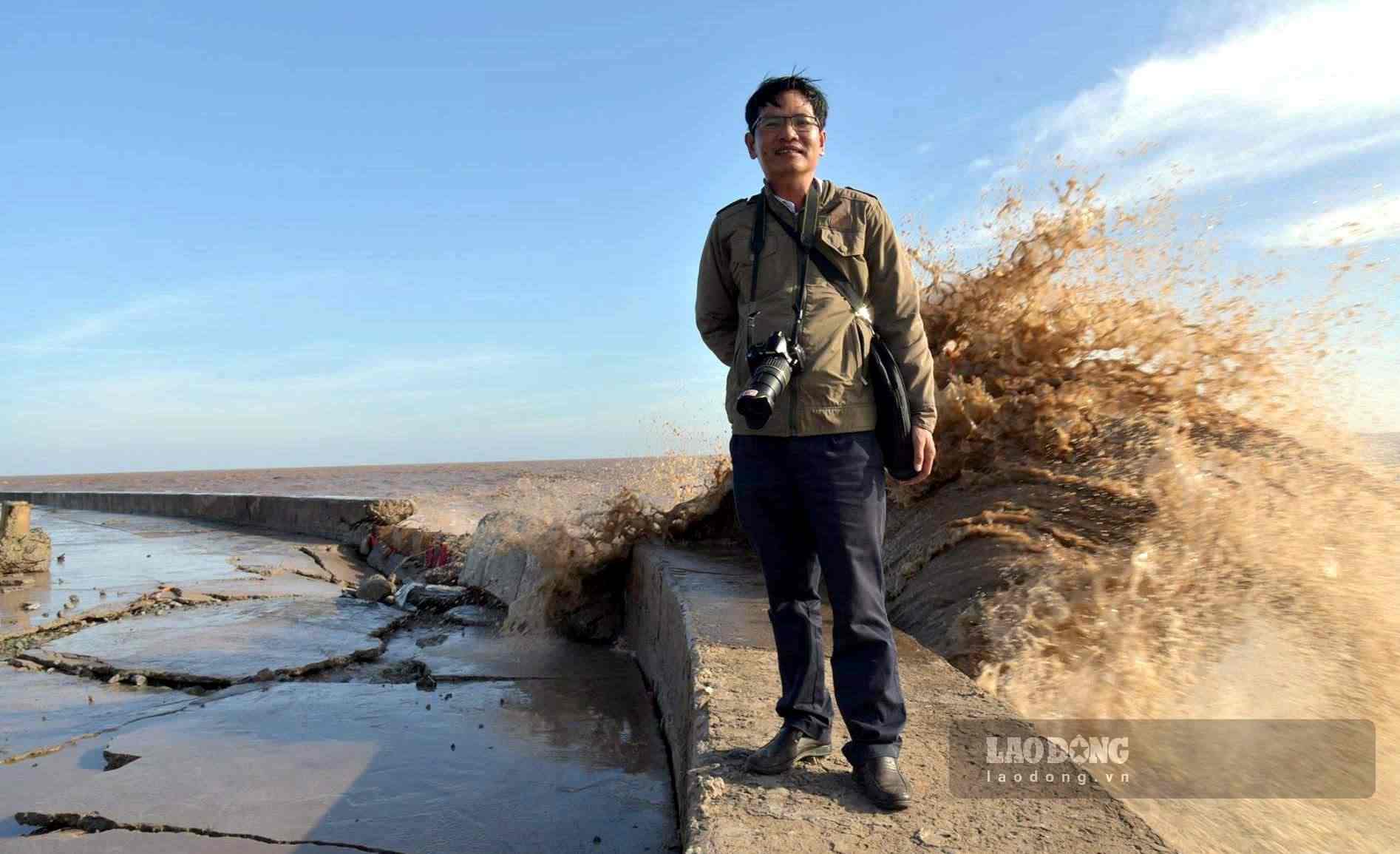 Lao Dong Newspaper reporter at the coastal erosion hotspot. Photo: NHAT HO