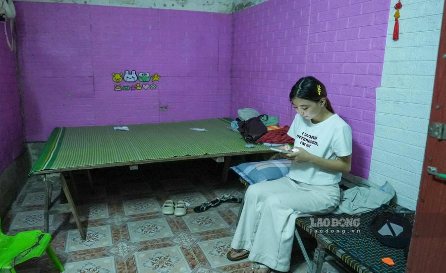Le Thi Ngoc Anh (born in 2006, from Thanh Hoa) in a rented room on Bau village road (Thien Loc commune, Hanoi City). Photo: Huu Chanh