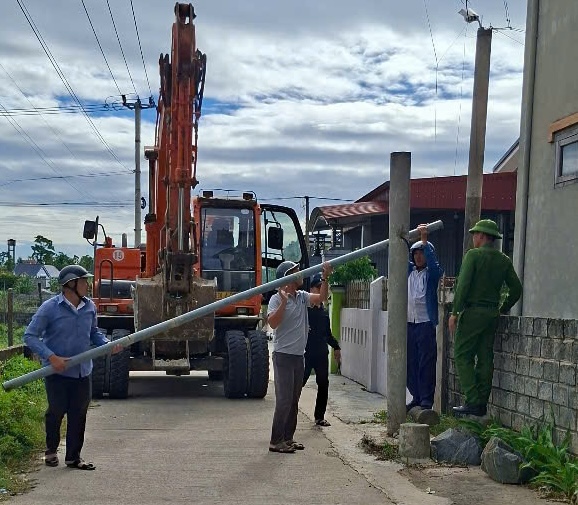 Functional forces dismantle obstacles blocking cars from avoiding the BOT station. Photo: Phu Trach Commune People's Committee