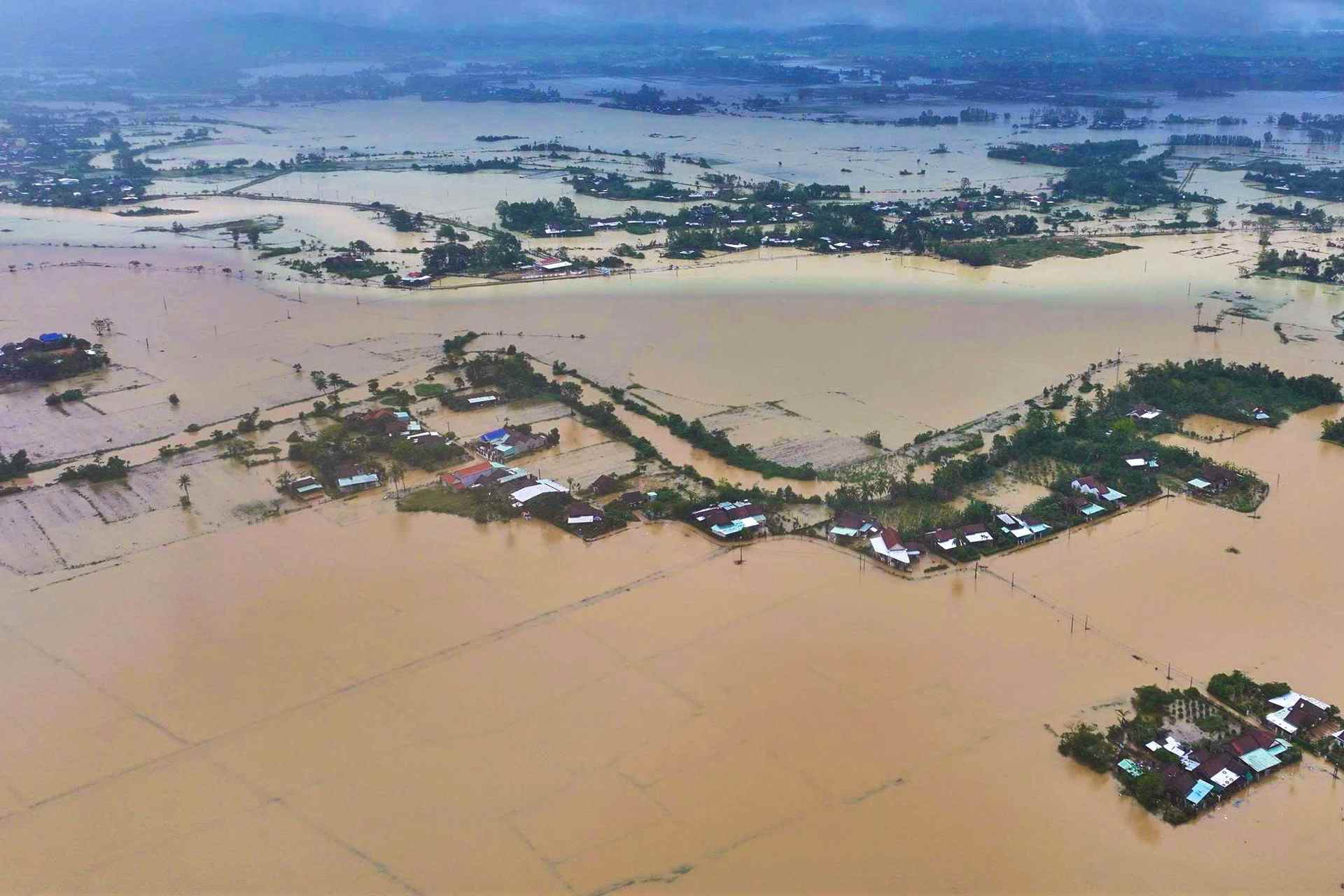 Lũ bao trùm xã Hòa Thịnh (Đắk Lắk), nhấn chìm hàng loạt ngôi nhà trong trận lũ xảy ra vào tháng 11.2025. Ảnh: HOÀI PHƯƠNG