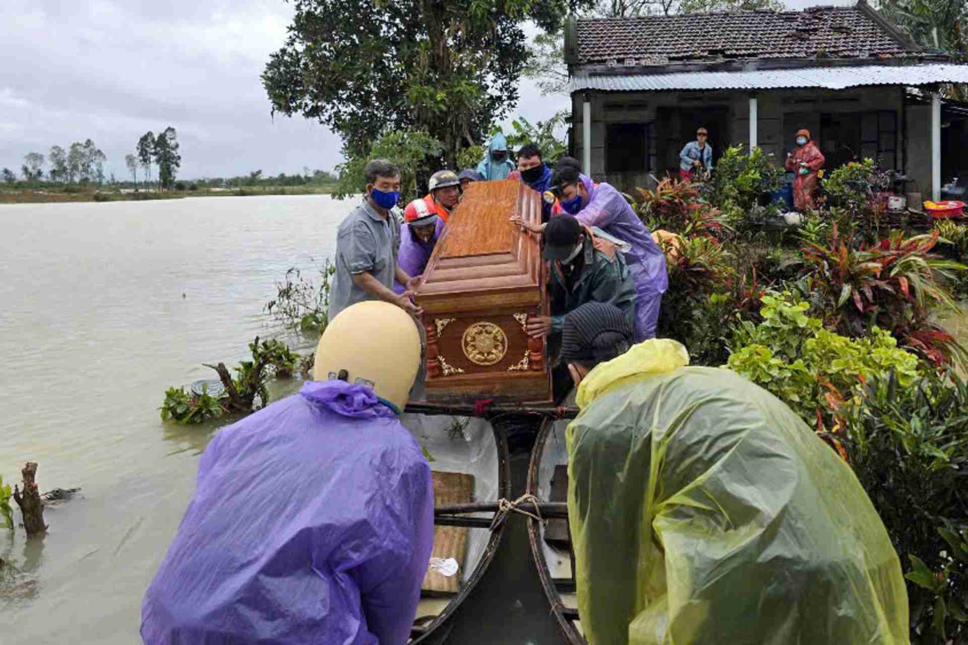 Lũ dữ đi qua, để lại tang thương bao trùm rốn lũ Hòa Thịnh (Đắk Lắk).   Ảnh: HOÀI PHƯƠNG