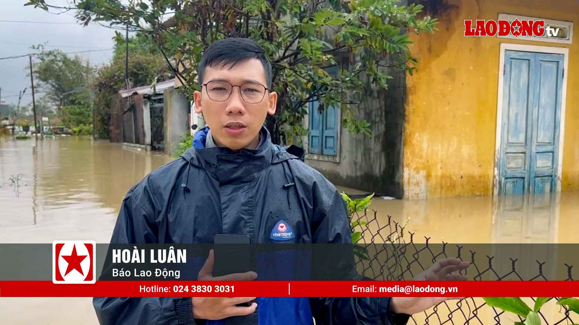 Reporter Hoai Luan (Lao Dong Newspaper) working at the flood center of Gia Lai in the historic flood at the end of November 2025. Photo: HOAI PHUONG