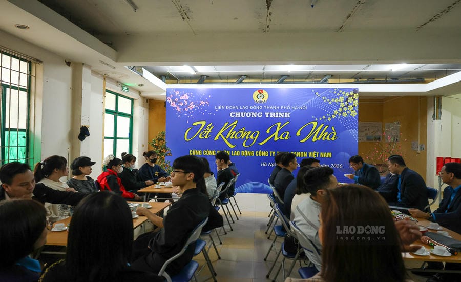 Tet is not far from home is a program organized by the Trade Union of Canon Company (Thang Long Industrial Park) for workers staying in Hanoi during the Binh Ngo Lunar New Year 2026. Photo: Hai Nguyen