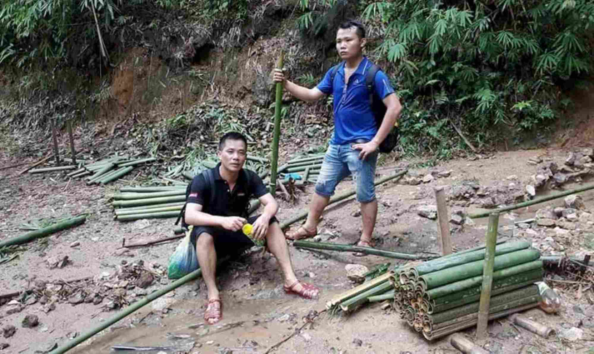 Tác giả (người đang ngồi) trong lần băng rừng để đến bản Sa Ná (xã Na Mèo, huyện Quan Sơn cũ, tỉnh Thanh Hóa) tháng 9.2019. Ảnh: QUÁCH DU