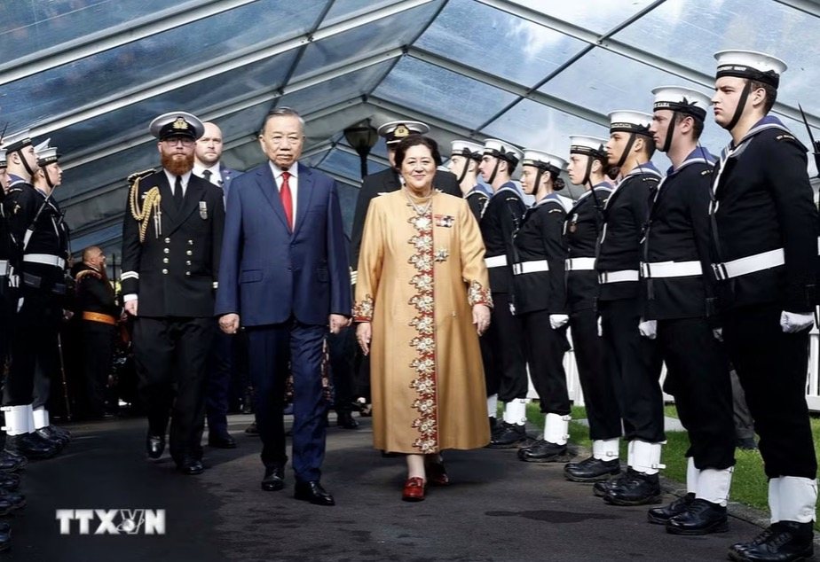 General Secretary and President To Lam and New Zealand Governor-General Dame Cindy Kiro review the guard of honor. Photo: VNA