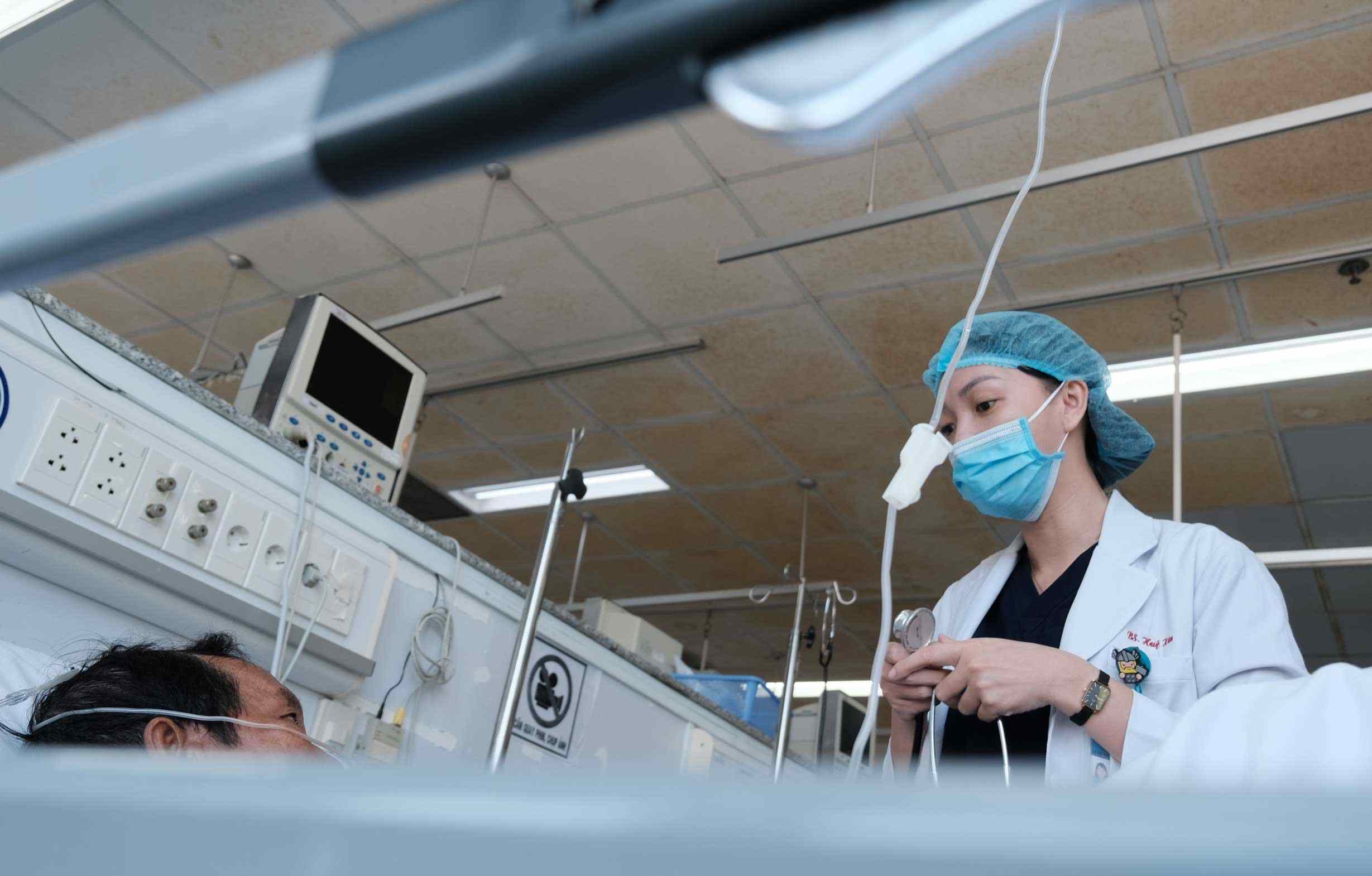 Không chỉ tập trung chuyên môn, y bác sĩ tại Khoa ICU luôn động viên bệnh nhân vượt qua nguy kịch bằng nhiều cách giao tiếp khác nhau. Ảnh: PHONG LINH