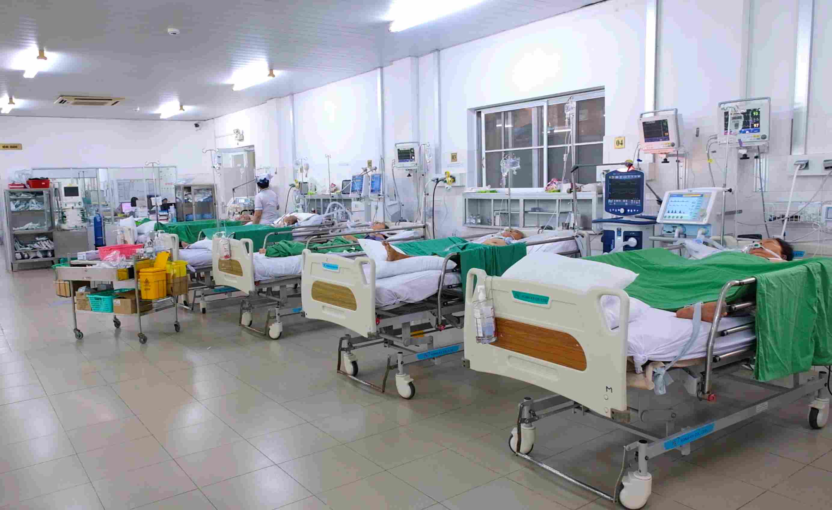 Y bác sĩ tại Khoa ICU không chỉ chữa bệnh bằng y lệnh, mà đang thắp sáng hy vọng bằng chính tình yêu thương con người. Ảnh: PHONG LINH