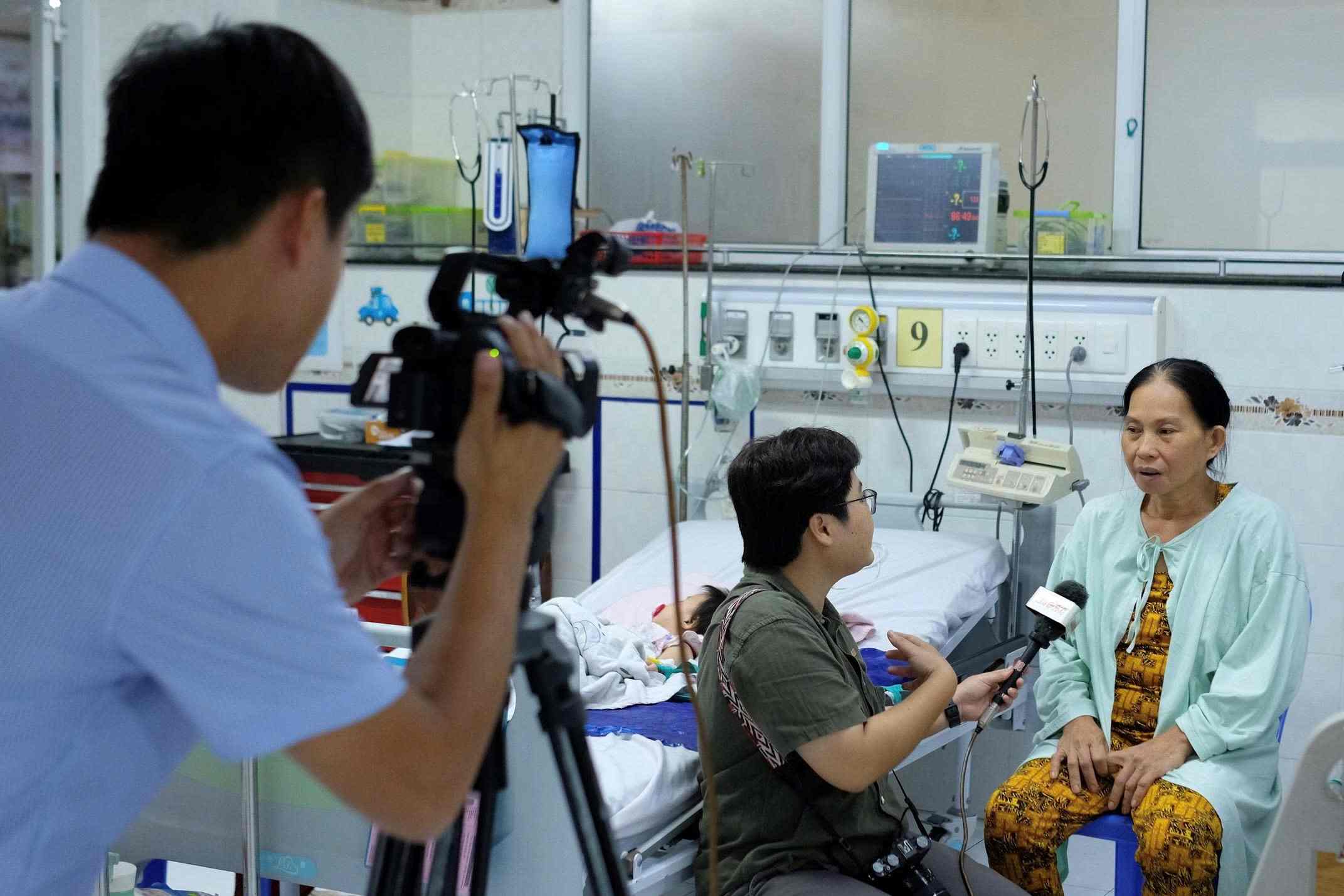 Reporters working at the ICU Department, Children's Hospital of Can Tho City. Photo: CTV NHUT NAM