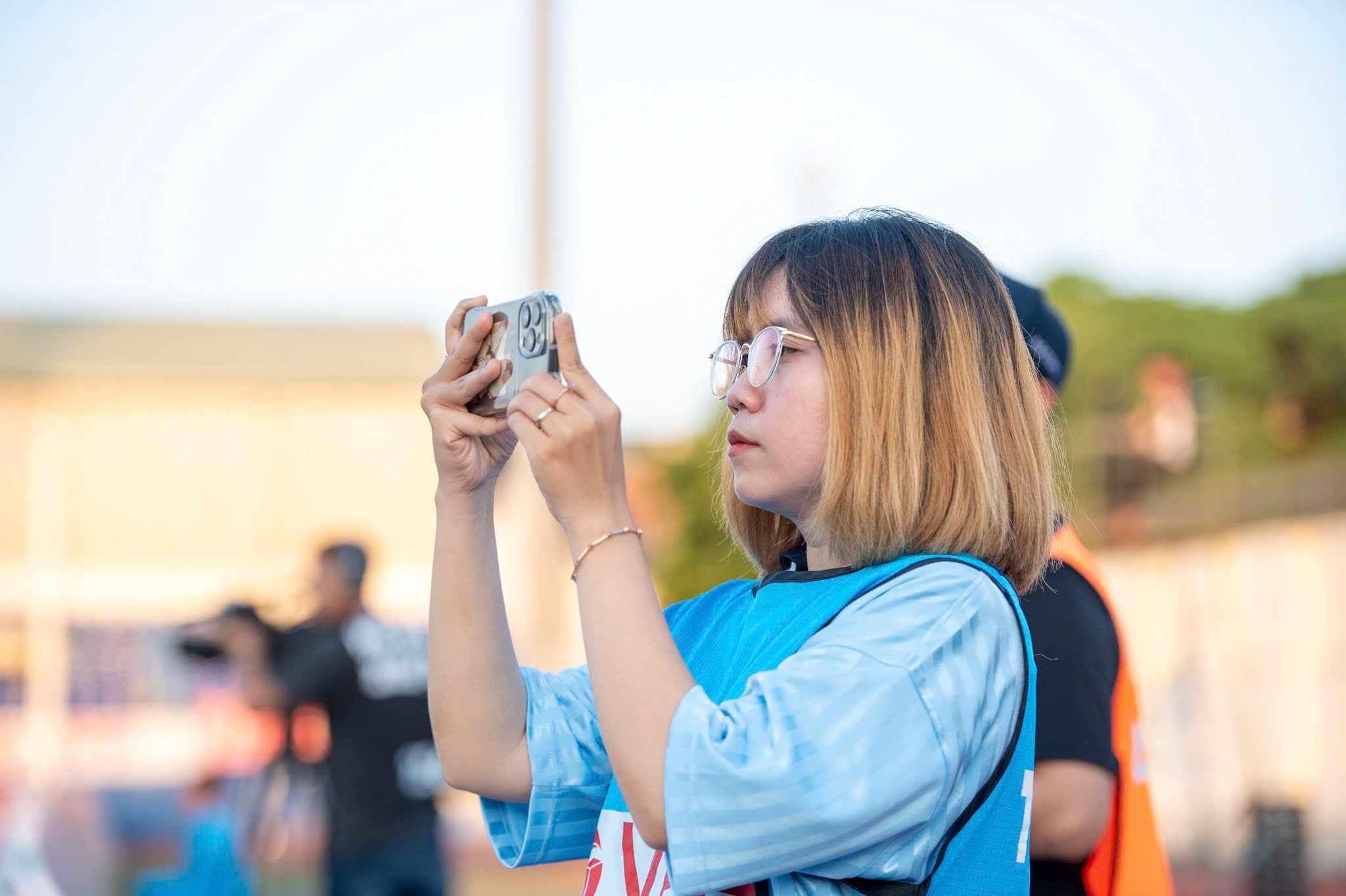Lao Dong Newspaper reporter working in V.League. Photo: HOANG SON