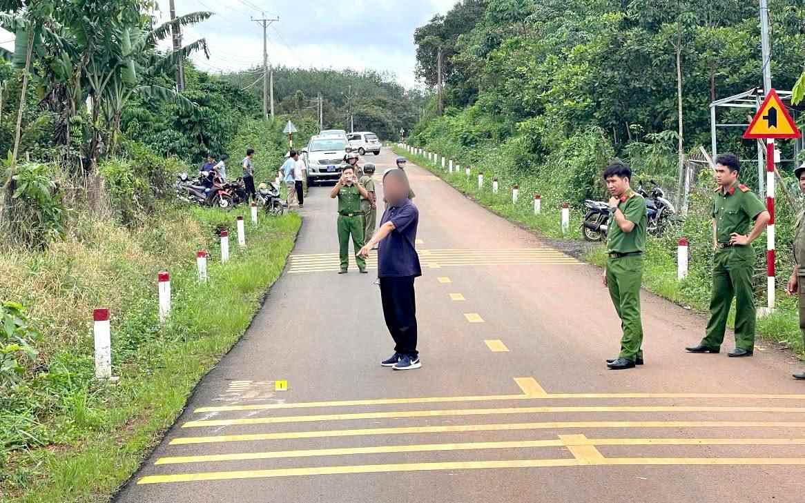 Tài xế bị tạm giữ và được đưa trở lại hiện trường để khám nghiệm điều tra. Ảnh: Công an tỉnh Đồng Nai 
