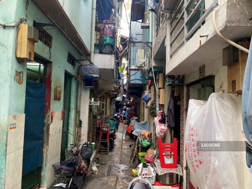 Lối vào bên trong các gia đình ở khu chợ Gà - Gạo chật hẹp. Ảnh: Minh Tâm