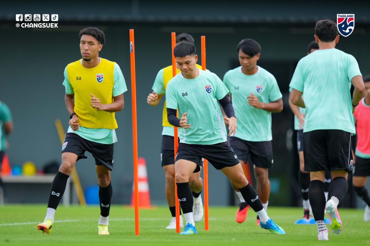 The Thai national team is actively preparing for the first leg of the ASEAN Cup 2026 semi-final against Singapore. Photo: Changsuek