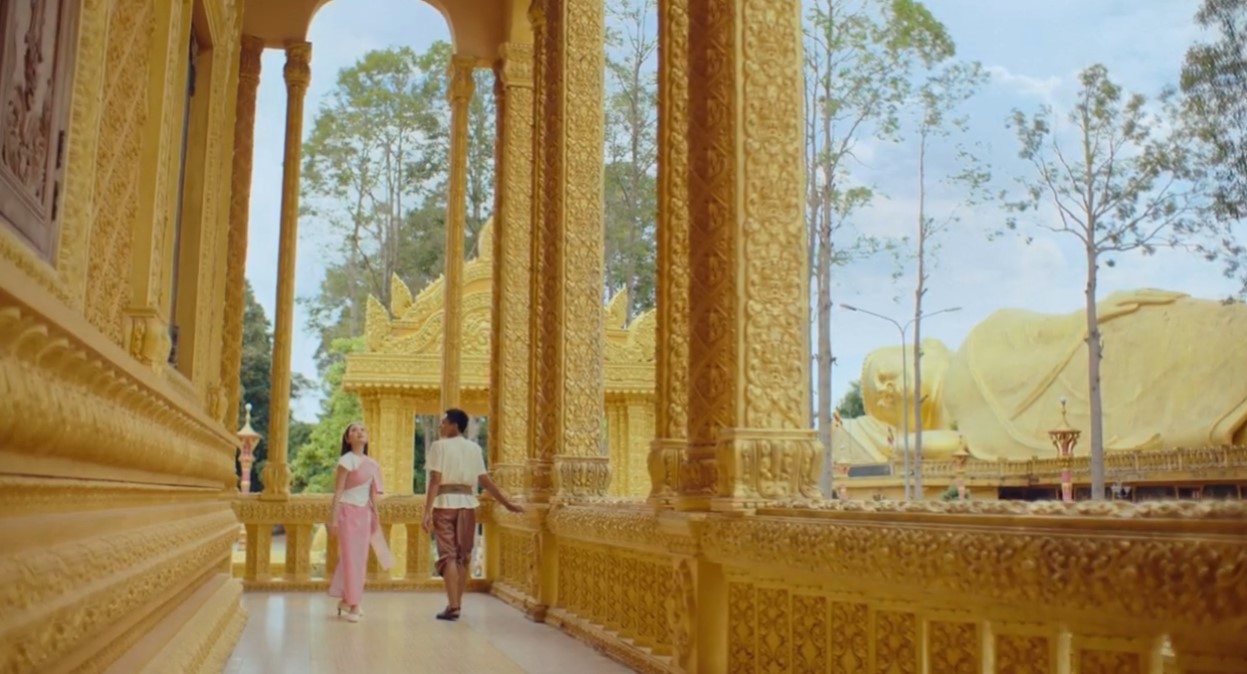 Bối cảnh chùa Vàm Ray được Phương Mỹ Chi giới thiệu trong MV. Ảnh: Cắt từ video.