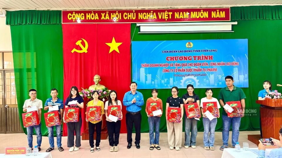 50 workers and union members in difficult circumstances at TV. Pharm received gifts from Vinh Long Provincial Labor Federation. Photo: Hoang Loc