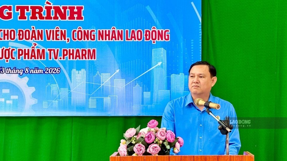 Ông Nguyễn Phúc Linh - Chủ tịch LĐLĐ tỉnh Vĩnh Long - phát biểu tại chương trình thăm, làm việc với TV.Pharm. Ảnh: Hoàng Lộc