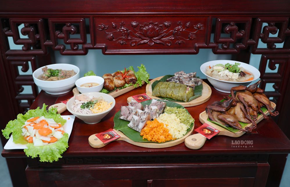 Preparing a vegetarian or savory offering tray to worship ancestors is one of the things that housewives need to pay attention to. Photo: Tung Do