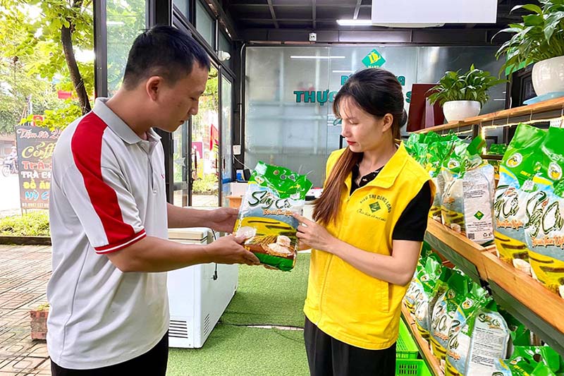 Gạo Séng Cù OCOP được trưng bày, giới thiệu tại cửa hàng, góp phần quảng bá đặc sản Lai Châu đến người tiêu dùng. Ảnh: Cổng TTĐT tỉnh Lai Châu