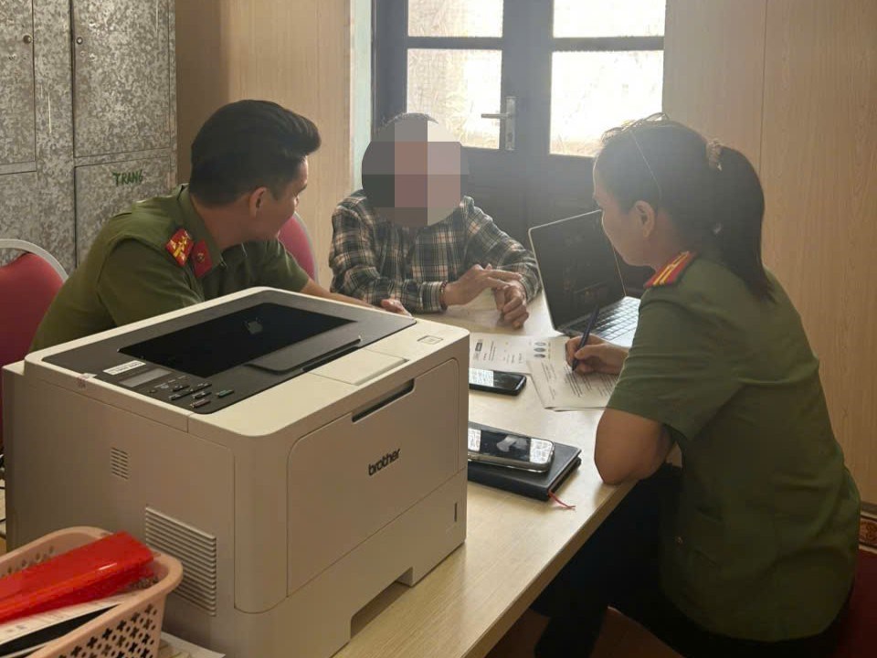 La policía del barrio de Kien An trabaja con la Sra. N.T. T. Foto: Policía de la ciudad de Hai Phong