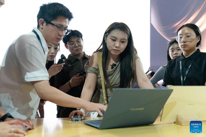 Giới trẻ đang thích ứng với những thay đổi do AI mang lại tại nơi làm việc. Ảnh: Xinhua