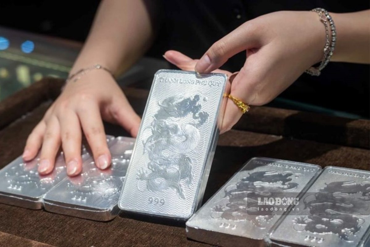 Domestic silver prices adjusted down in today's trading session. Photo: Phuong Anh