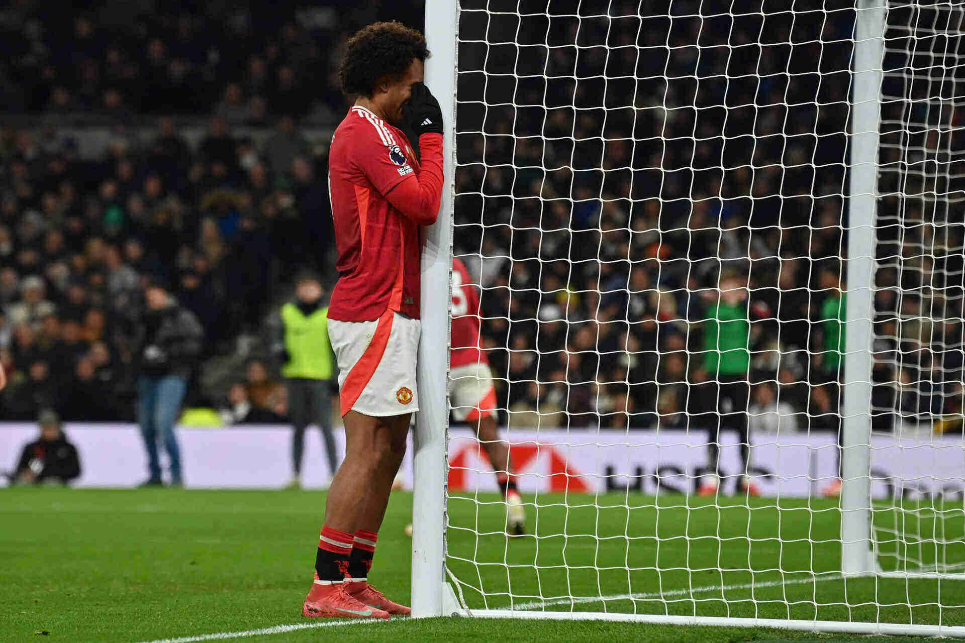 Joshua Zirkzee vẫn chưa quyết định tương lai tại sân Old Trafford. Ảnh: AFP