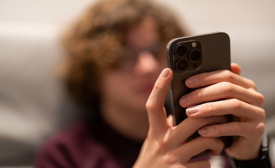 More than 20 countries have announced or are developing regulations restricting minors from accessing social networks. Photo: AFP