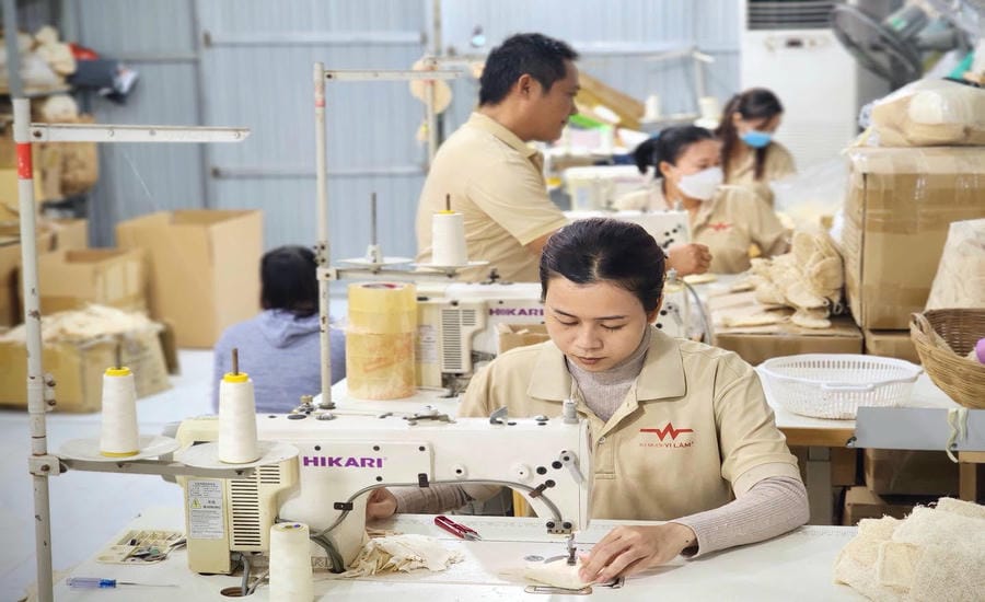 Xưởng sản xuất xơ mướp của anh Mạc Như Nhân tạo việc làm ổn định cho lao động địa phương. Ảnh: Nhân vật cung cấp