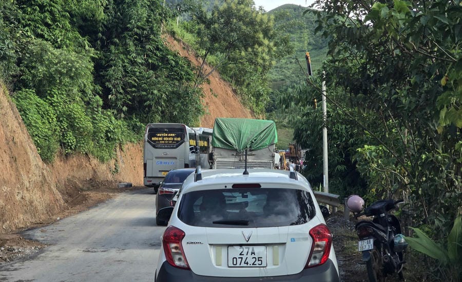 Quốc lộ 4H ngày nay đã giúp hành trình về cực Tây dễ dàng hơn nhưng cung đường còn khá nhỏ hẹp. Ảnh: Thành An