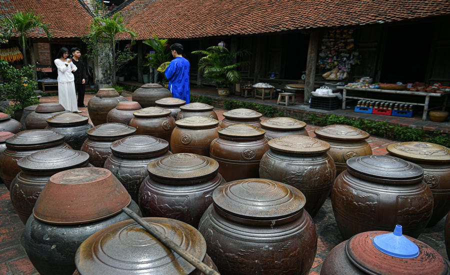 Làm tương, một nghề truyền thống ở làng cổ Đường Lâm.
