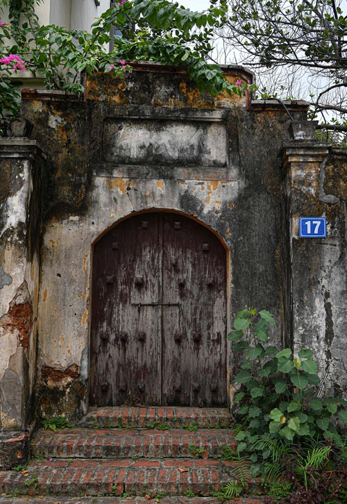 Trong làng có nhiều ngôi nhà cổ.