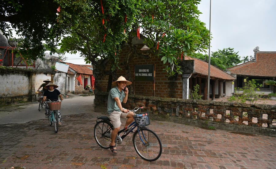 Du khách thích đạp xe rong ruổi trong làng.