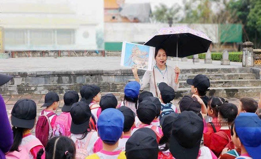 Một buổi giáo dục di sản văn hóa tại Hoàng thành Huế của học sinh. Ảnh: Tường Minh
