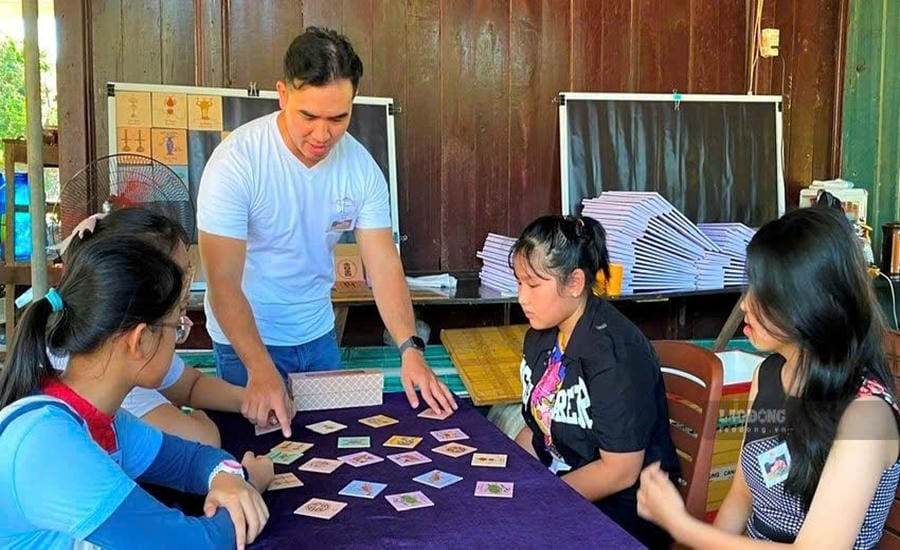 Hue cultural heritage education for students at Phung Tien Palace in Hue Citadel. Photo: Tuong Minh