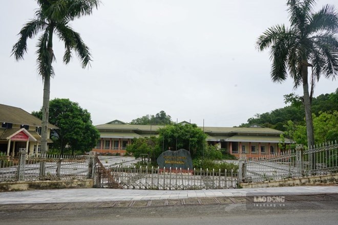Ham Rong Convention Center has been abandoned for many years. Photo: Quach Du