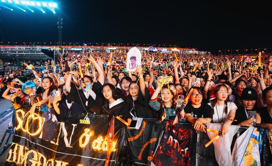 Audience at a Vietnamese concert. Photo: Yeah1