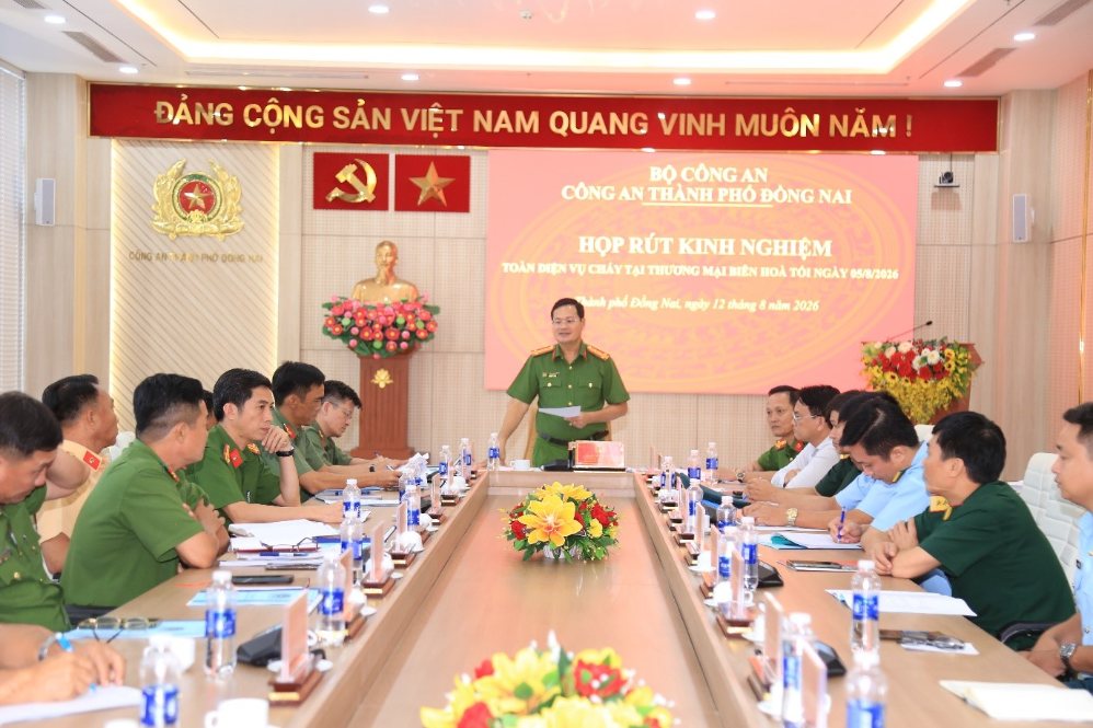 Đại tá Trần Anh Sơn, Phó Giám đốc Công an thành phố Đồng Nai phát biểu chỉ đạo tại cuộc họp. Ảnh: CA TP ĐN